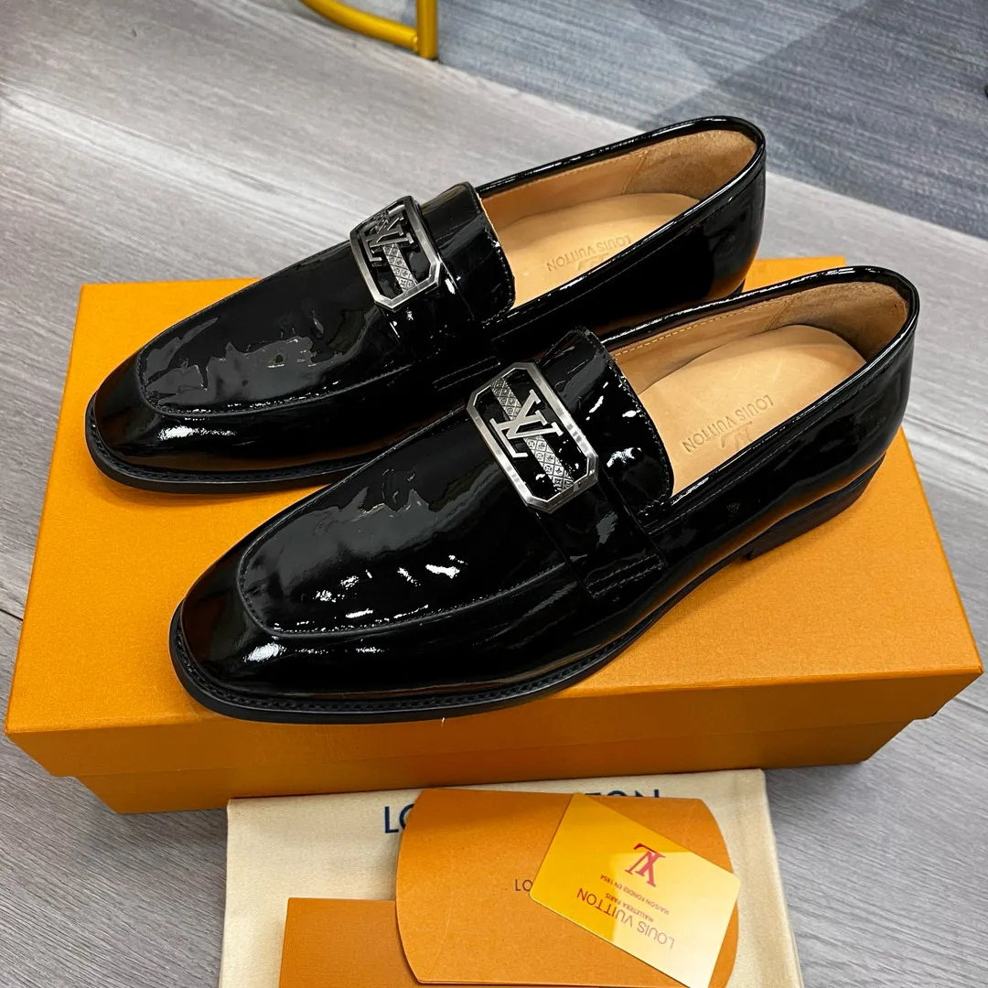 Factory price: 520💰-(LV) men’s formal leather shoes! Genuine molded horsebit, a classic must-have for your shoe cabinet! The feet are particularly delicate! This Gucci original version is a set last, and we are consistent with the counter! Therefore, it is more comfortable in terms of last shape and comfort! Take it to the counter and compare at will! Good shoes are more than just what they make! But grasp the essence from the inside out! Material: Imported first-layer cowhide! Genuine leather outsole imported from Italy, size: 39-44 (38/45 customized, non-refundable)